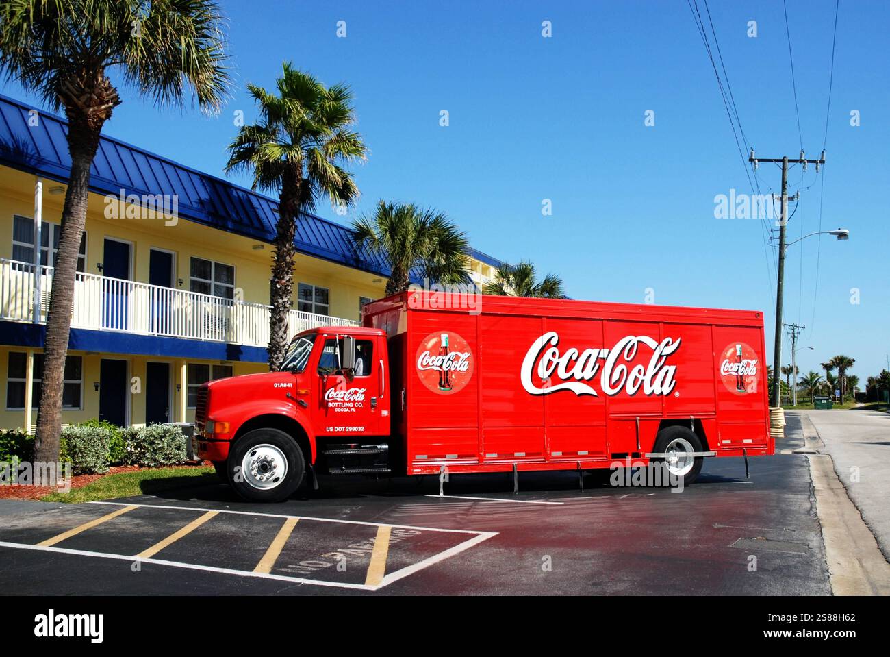 DAS DATENSATZDATUM WURDE NICHT ANGEGEBEN. Coca Cola, US-Truck von INTERNATIONAL in Florida, USA. International Motors, LLC, bis 2024 Navistar Inc, ist ein US-amerikanischer Nutzfahrzeughersteller mit Hauptsitz in Lisle, in der Metropolregion Chicago und Teil der Volkswagen-Tochter Traton *** REKORDDATUM NICHT ANGEGEBEN Coca Cola, US Truck from INTERNATIONAL in Florida, USA International Motors, LLC, bis 2024 Navistar Inc, ist ein US-amerikanischer Nutzfahrzeughersteller mit Hauptsitz in Lisle, Chicago und Teil der Volkswagen-Tochter Traton Stockfoto