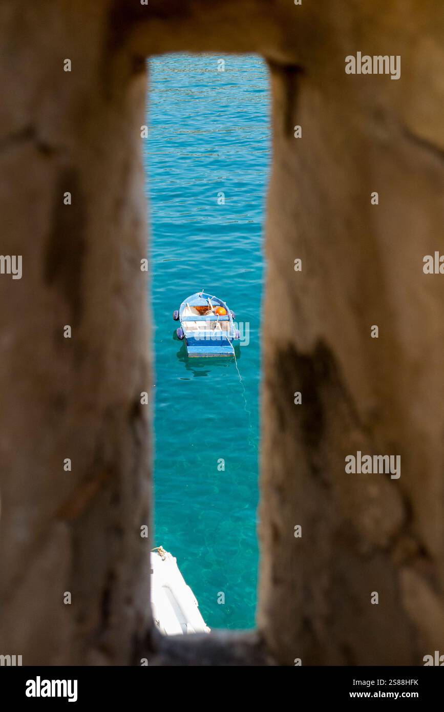 Touristen Schlauchboot für Touristen benutzen die Küste, segeln Adria um Dubrovnik, Kroatien, durch einen Pfeilschlitz in der Altstadt Stadtmauern. Sonniger Tag mit blauem Himmel und Sonne. (138) Stockfoto