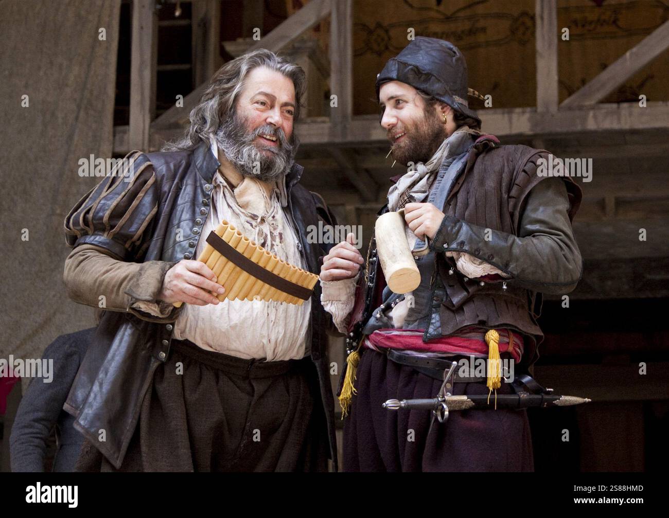 V/II - l-r: Roger Allam (Sir John Falstaff), Sam Crane (Pistole) in HENRY IV Teil II von Shakespeare at Shakespeare's Globe, London SE1 14/07/2010 Musik: Claire van Kampen Design: Jonathan Fensom Regie: Dominic Dromgoole Stockfoto