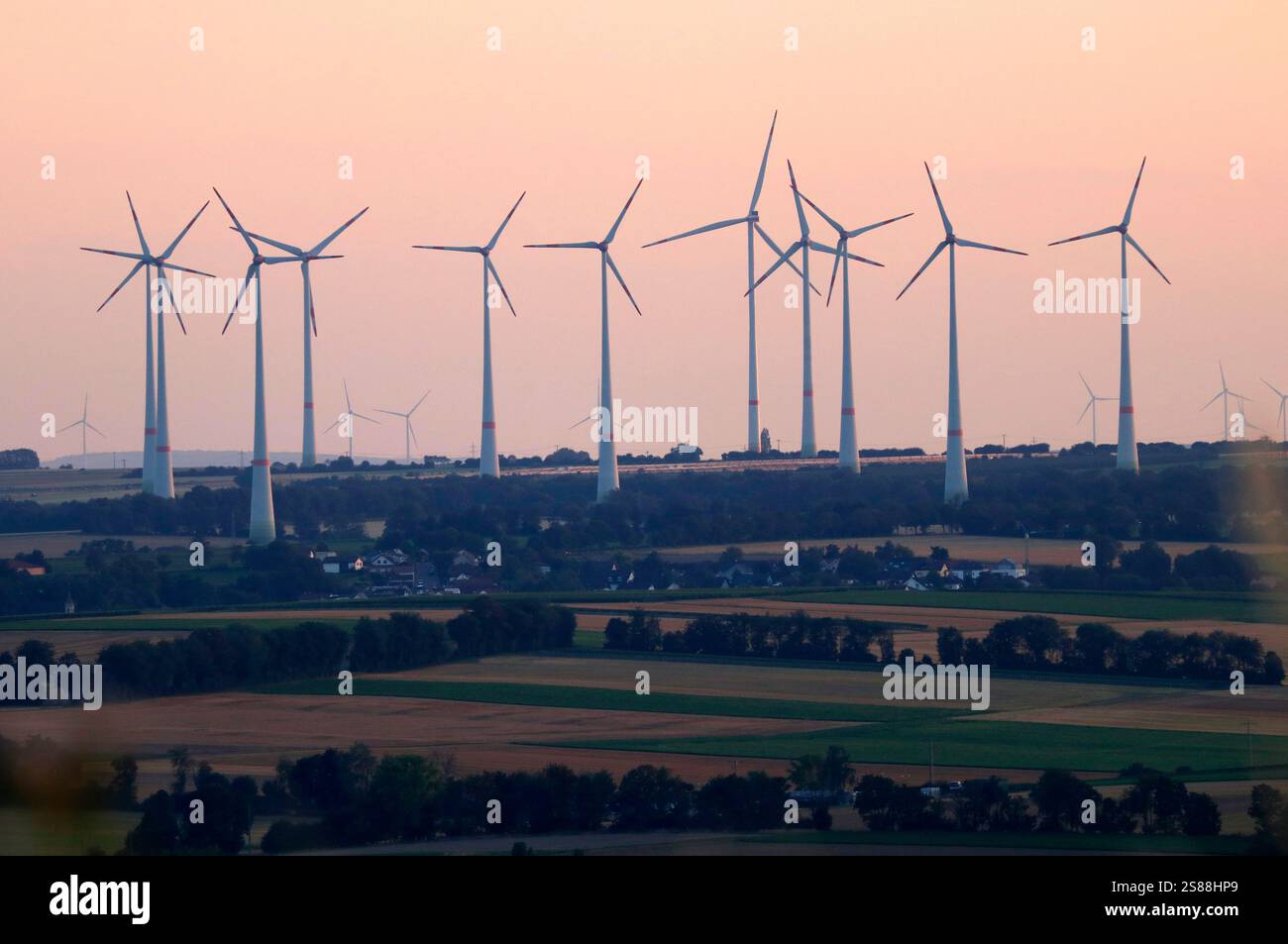 Windkraftanlage - Symbolbild Alternative Energien, Windkraft/ Windturbinen - symbolisches Bild alternativer Energien, Windkraft (nur für redaktionel) Stockfoto