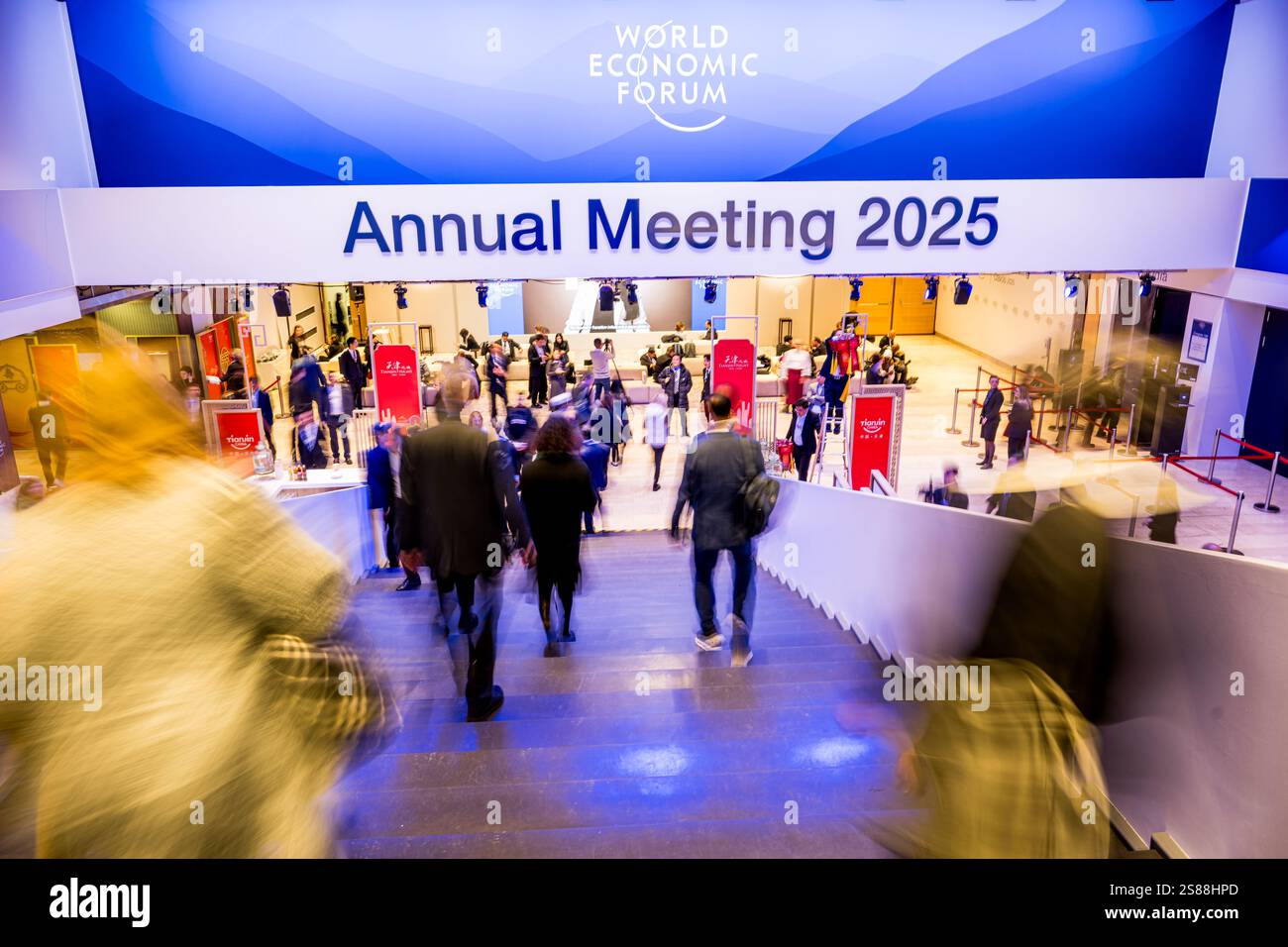 Davos, Schweiz. Januar 2025. Eine Abbildung zeigt das Logo während der Jahrestagung des Weltwirtschaftsforums 2025 in Davos, Schweiz, Dienstag, den 21. Januar 2025. Das jährliche Treffen findet vom 20. Bis 24. Januar mit Regierungschefs und Wirtschaftsführern statt. BELGA FOTO JASPER JACOBS Credit: Belga News Agency/Alamy Live News Stockfoto Davos, Schweiz. Januar 2025. Eine Abbildung zeigt das Logo während der Jahrestagung des Weltwirtschaftsforums 2025 in Davos, Schweiz, Dienstag, den 21. Januar 2025. Das jährliche Treffen findet vom 20. Bis 24. Januar mit Regierungschefs und Wirtschaftsführern statt. BELGA FOTO JASPER JACOBS Credit: Belga News Agency/Alamy Live News Stockfoto