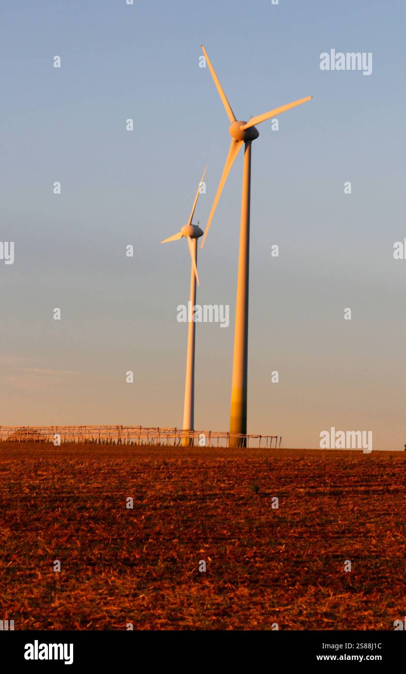 Windkraftanlage - Symbolbild Alternative Energien, Windkraft/ Windturbinen - symbolisches Bild alternativer Energien, Windkraft (nur für redaktionel) Stockfoto