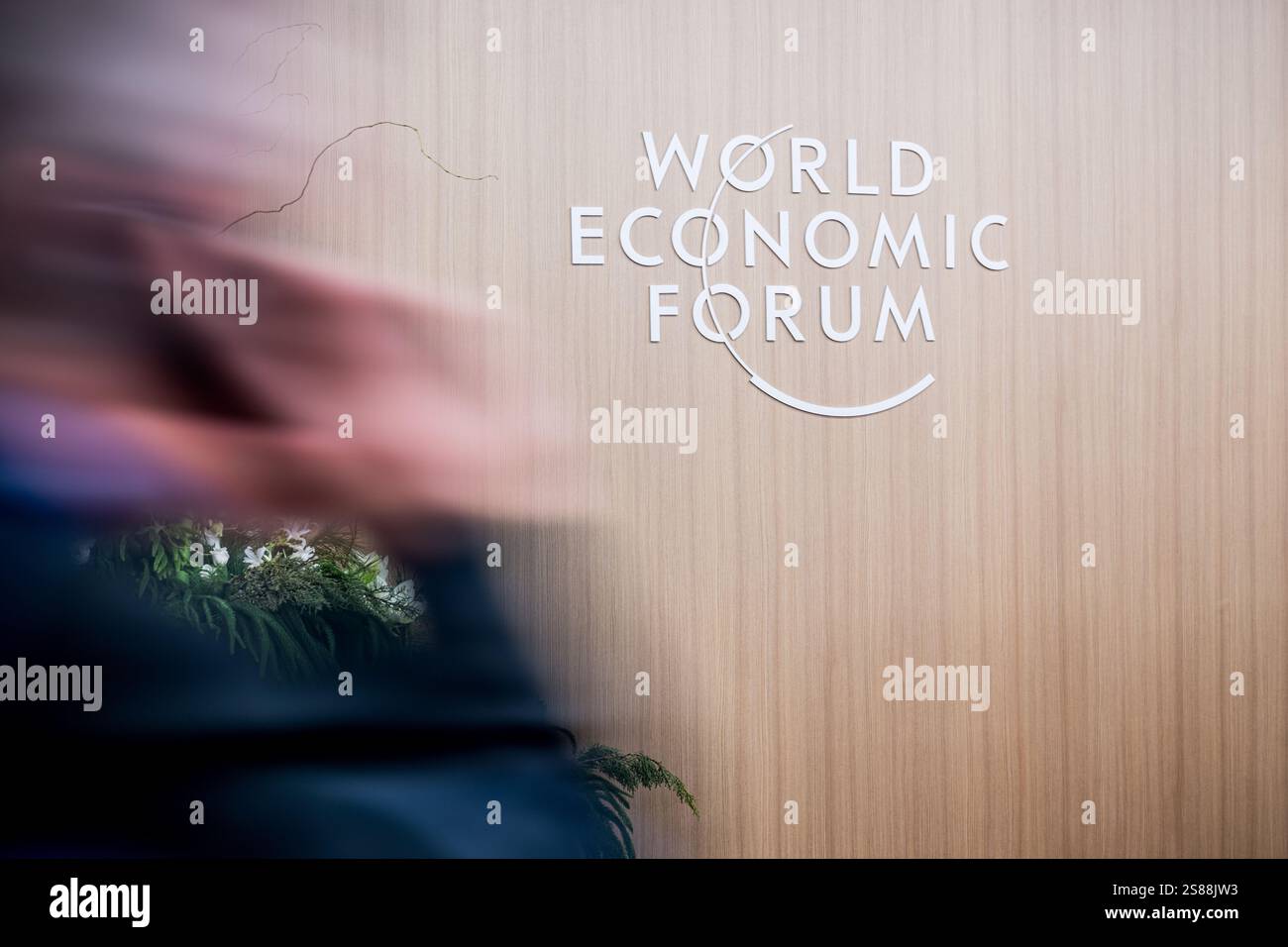 Davos, Schweiz. Januar 2025. Eine Abbildung zeigt das Logo, das während der Jahrestagung des Weltwirtschaftsforums 2025 in Davos, Schweiz, am Dienstag, den 21. Januar 2025, abgebildet ist. Das jährliche Treffen findet vom 20. Bis 24. Januar mit Regierungschefs und Wirtschaftsführern statt. BELGA FOTO JASPER JACOBS Credit: Belga News Agency/Alamy Live News Stockfoto Davos, Schweiz. Januar 2025. Eine Abbildung zeigt das Logo, das während der Jahrestagung des Weltwirtschaftsforums 2025 in Davos, Schweiz, am Dienstag, den 21. Januar 2025, abgebildet ist. Das jährliche Treffen findet vom 20. Bis 24. Januar mit Regierungschefs und Wirtschaftsführern statt. BELGA FOTO JASPER JACOBS Credit: Belga News Agency/Alamy Live News Stockfoto