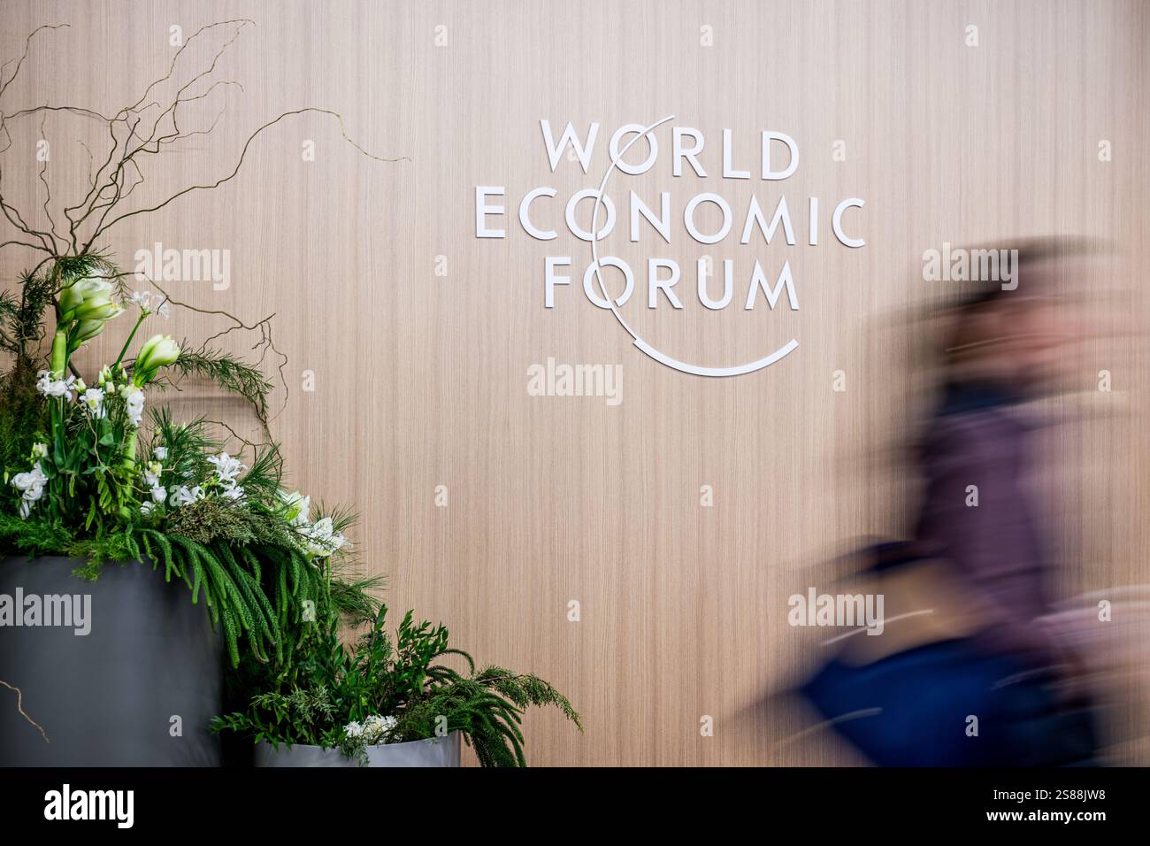 Davos, Schweiz. Januar 2025. Eine Abbildung zeigt das Logo, das während der Jahrestagung des Weltwirtschaftsforums 2025 in Davos, Schweiz, am Dienstag, den 21. Januar 2025, abgebildet ist. Das jährliche Treffen findet vom 20. Bis 24. Januar mit Regierungschefs und Wirtschaftsführern statt. BELGA FOTO JASPER JACOBS Credit: Belga News Agency/Alamy Live News Stockfoto Davos, Schweiz. Januar 2025. Eine Abbildung zeigt das Logo, das während der Jahrestagung des Weltwirtschaftsforums 2025 in Davos, Schweiz, am Dienstag, den 21. Januar 2025, abgebildet ist. Das jährliche Treffen findet vom 20. Bis 24. Januar mit Regierungschefs und Wirtschaftsführern statt. BELGA FOTO JASPER JACOBS Credit: Belga News Agency/Alamy Live News Stockfoto