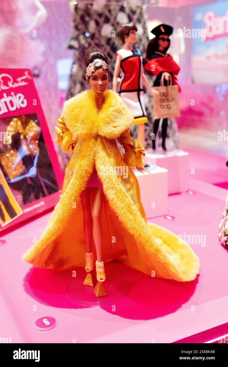 Barbie Signature Guo Pei Barbie Puppe im gelben Kleid (2022), Barbie - The Exhibition (2024-2025), Design Museum, London, England Stockfoto