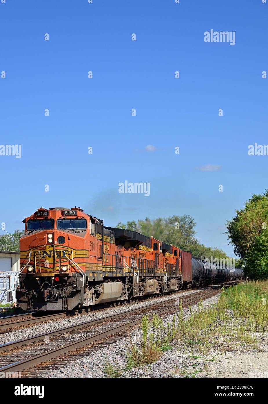Rochelle, Illinois, USA. Ein Zug in Richtung Westen in Burlington Northern Santa Fe, der sich einer Doppeldiamantüberquerung nähert, wird langsamer. Stockfoto