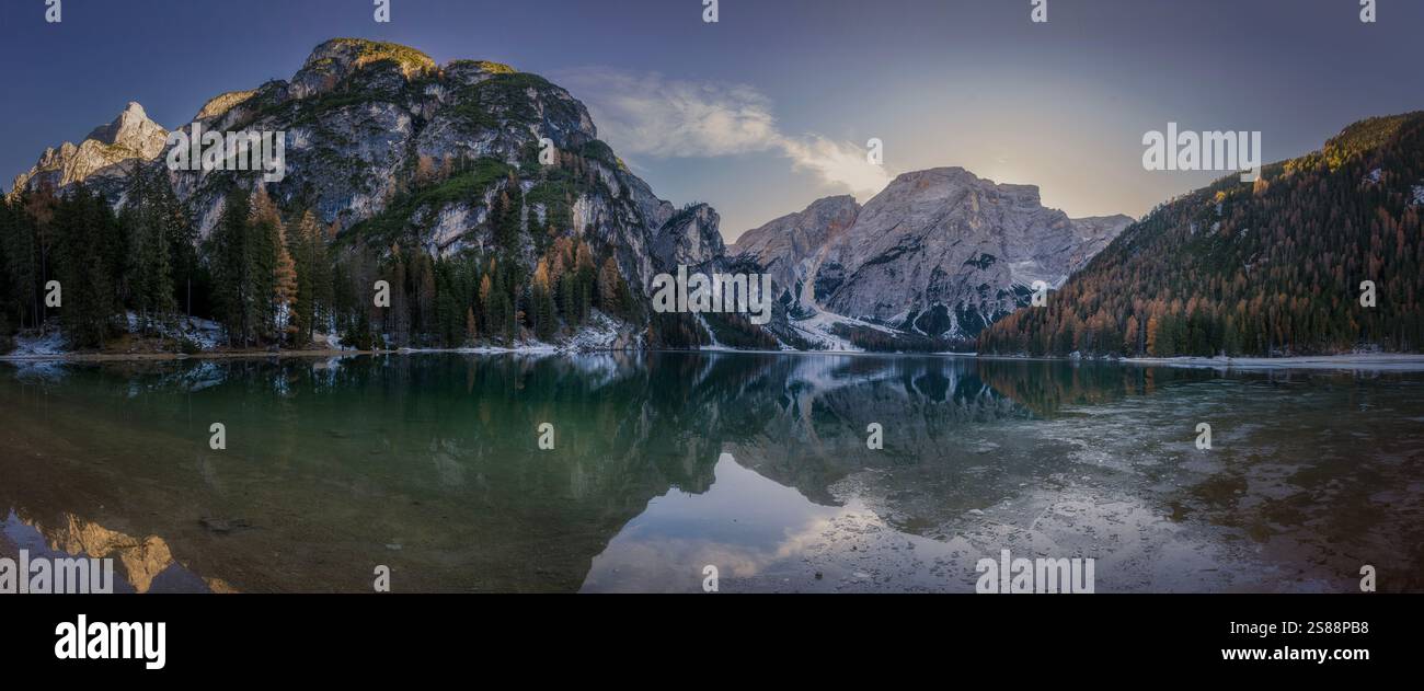 Pragser See im Herbst Stockfoto
