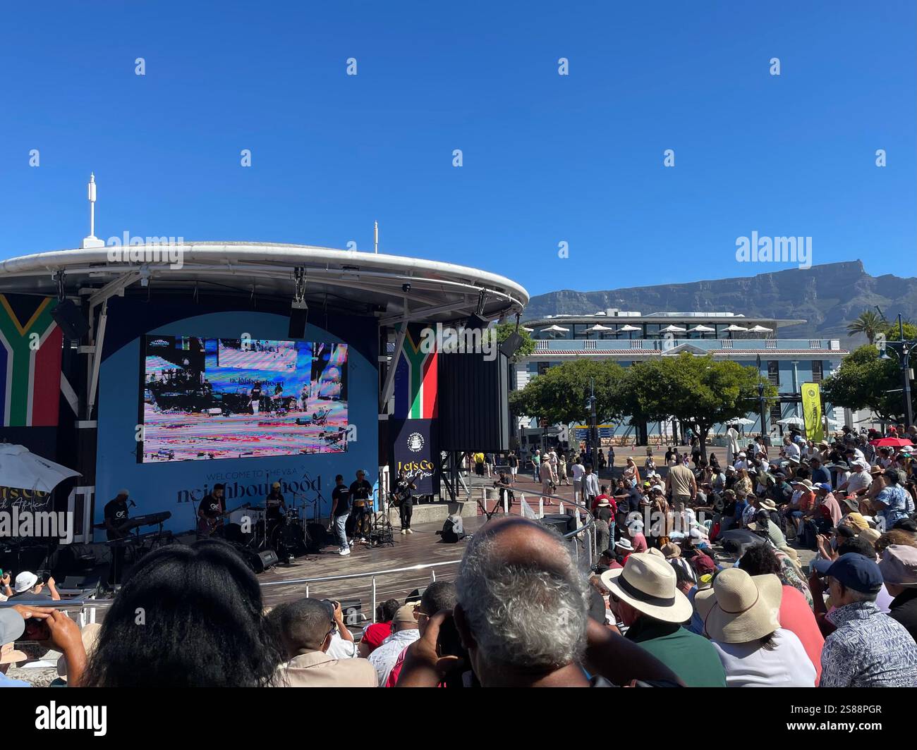 V&A Waterfront, Kapstadt, Südafrika Blick auf das Amphitheater mit Leuten, die ein Musikkonzert während der Sommer-Concept-Unterhaltung sehen - Smartphone-aufgenommenes Stockfoto