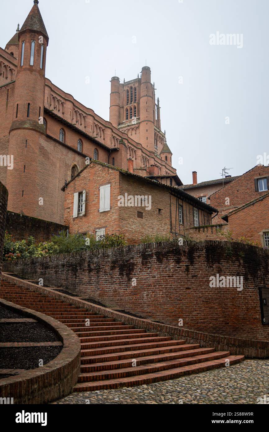 Markante Fassade der Kathedrale von Sainte-Cecile in Albi, Occitanie, Frankreich. Dieses Bild zeigt die imposante rote Ziegelfassade des gemauerten Gebäudes Stockfoto