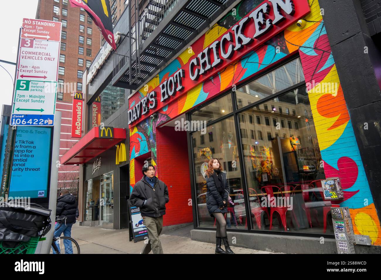 Ein Zweig der Dave’s Hot Chicken Kette neben einem McDonald's in Midtown Manhattan in New York am Sonntag, den 19. Januar 2025. Die Kette begann 2017 als Pop-up auf einem Parkplatz in East Hollywood und hat heute über 200 Standorte. (© Richard B. Levine) Stockfoto