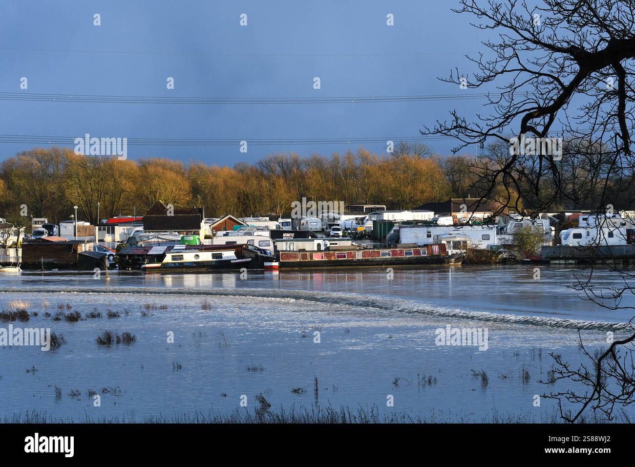 Der Proktorenpark wurde vom nahegelegenen Fluss überflutet Stockfoto