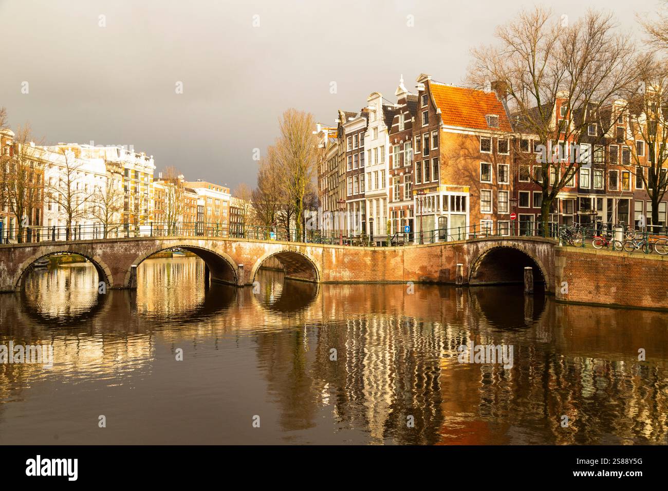Mittelalterliche Kanalhäuser entlang der Keizersgracht im Zentrum von Amsterdam. Stockfoto