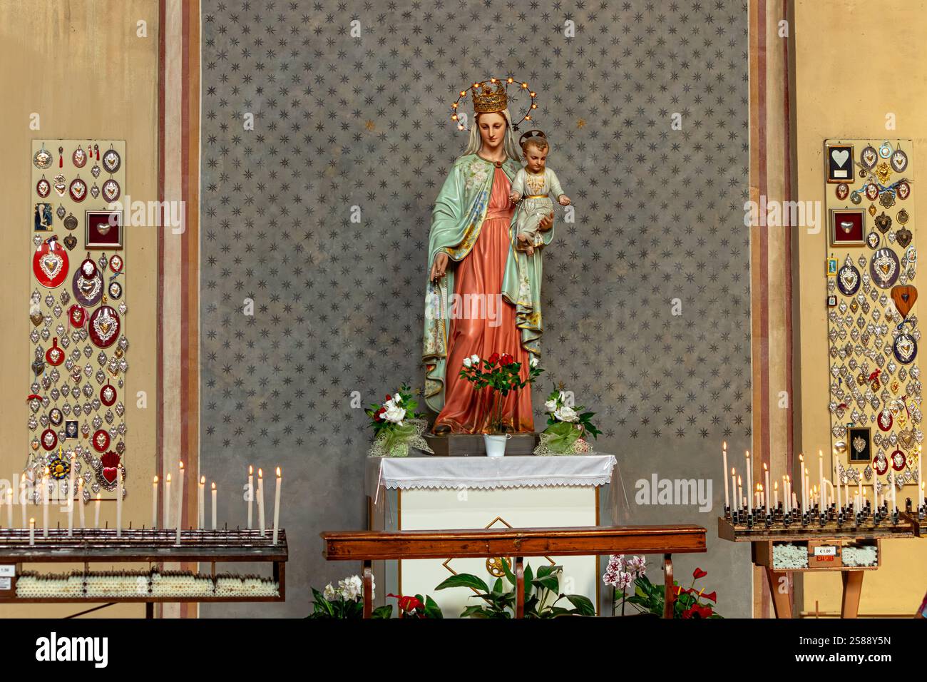 Eine Statue von Maria und dem Jesuskind in der Basilika San Domenico in Siena, Italien Stockfoto