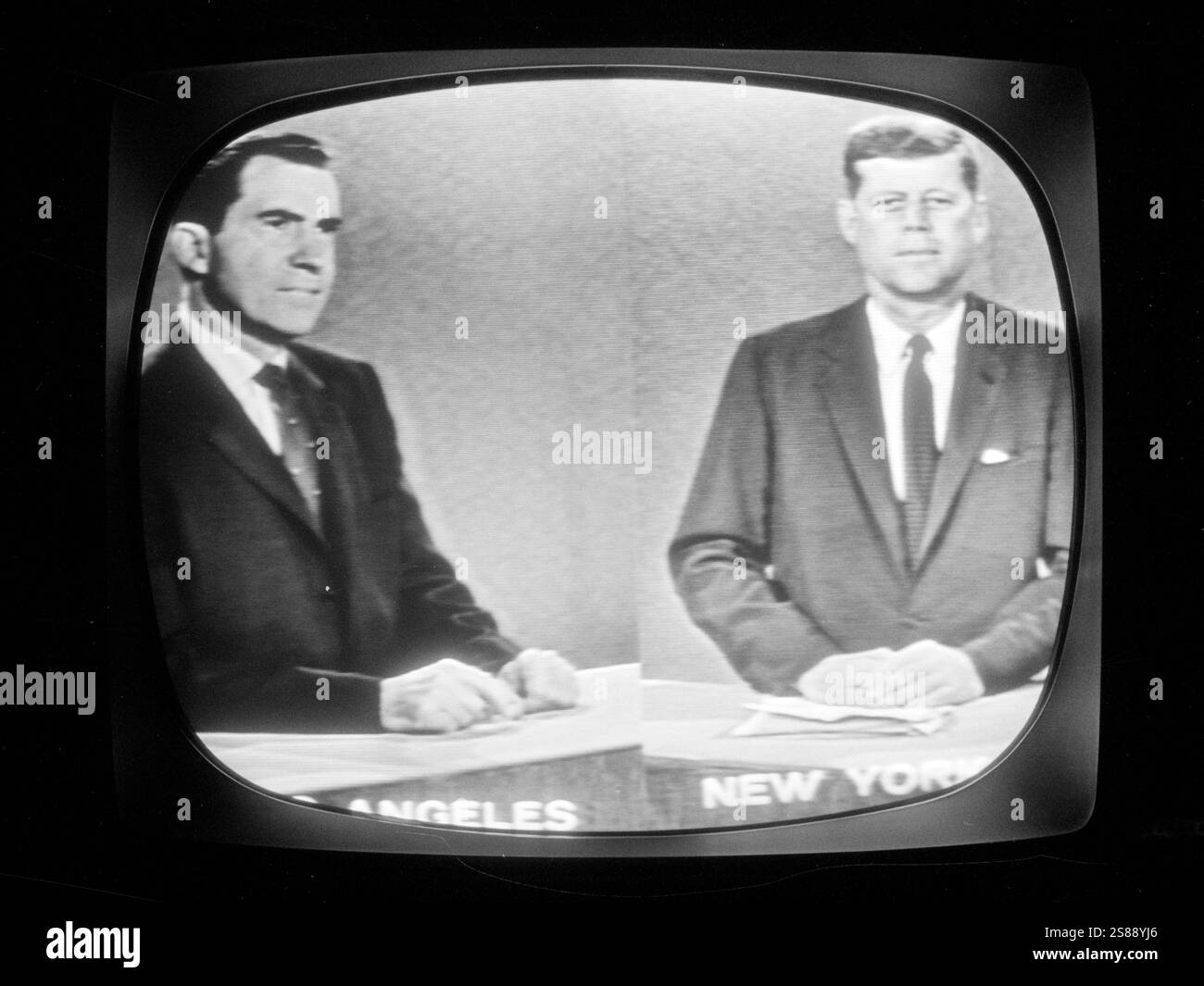 Ansicht der Präsidentschaftskandidaten Richard M. Nixon und des Senators John F. Kennedy auf einem geteilten Fernsehbildschirm während der dritten Kennedy-Nixon-Debatte 1960; Richard Nixon war in Los Angeles, Kalifornien, und John F. Kennedy in New York City Stockfoto
