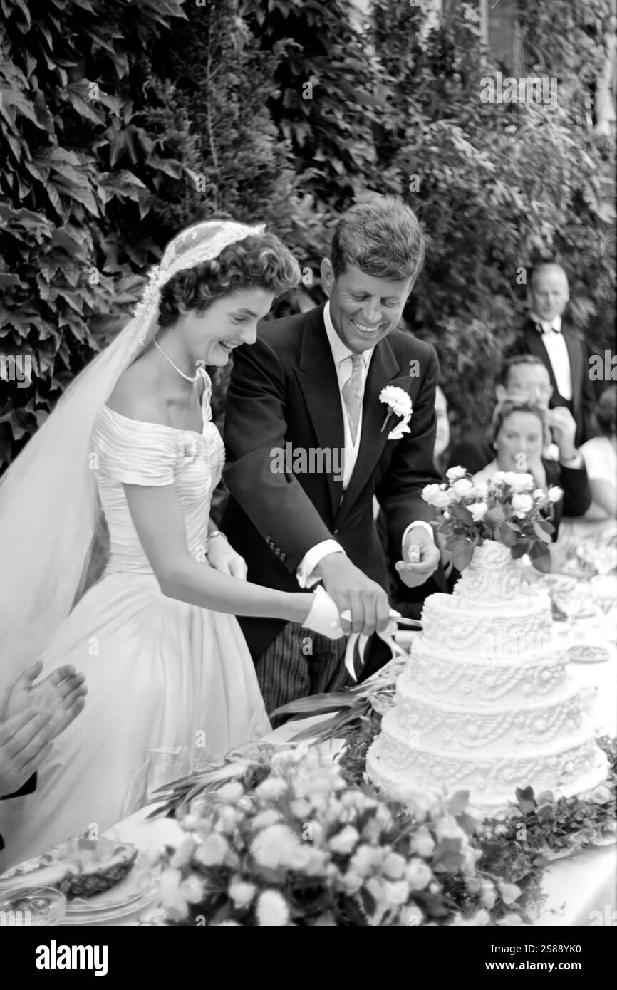 Jackie Bouvier Kennedy und John F. Kennedy schneiden den Kuchen bei ihrer Hochzeit, 12. September 1953, Newport, Rhode Island Stockfoto