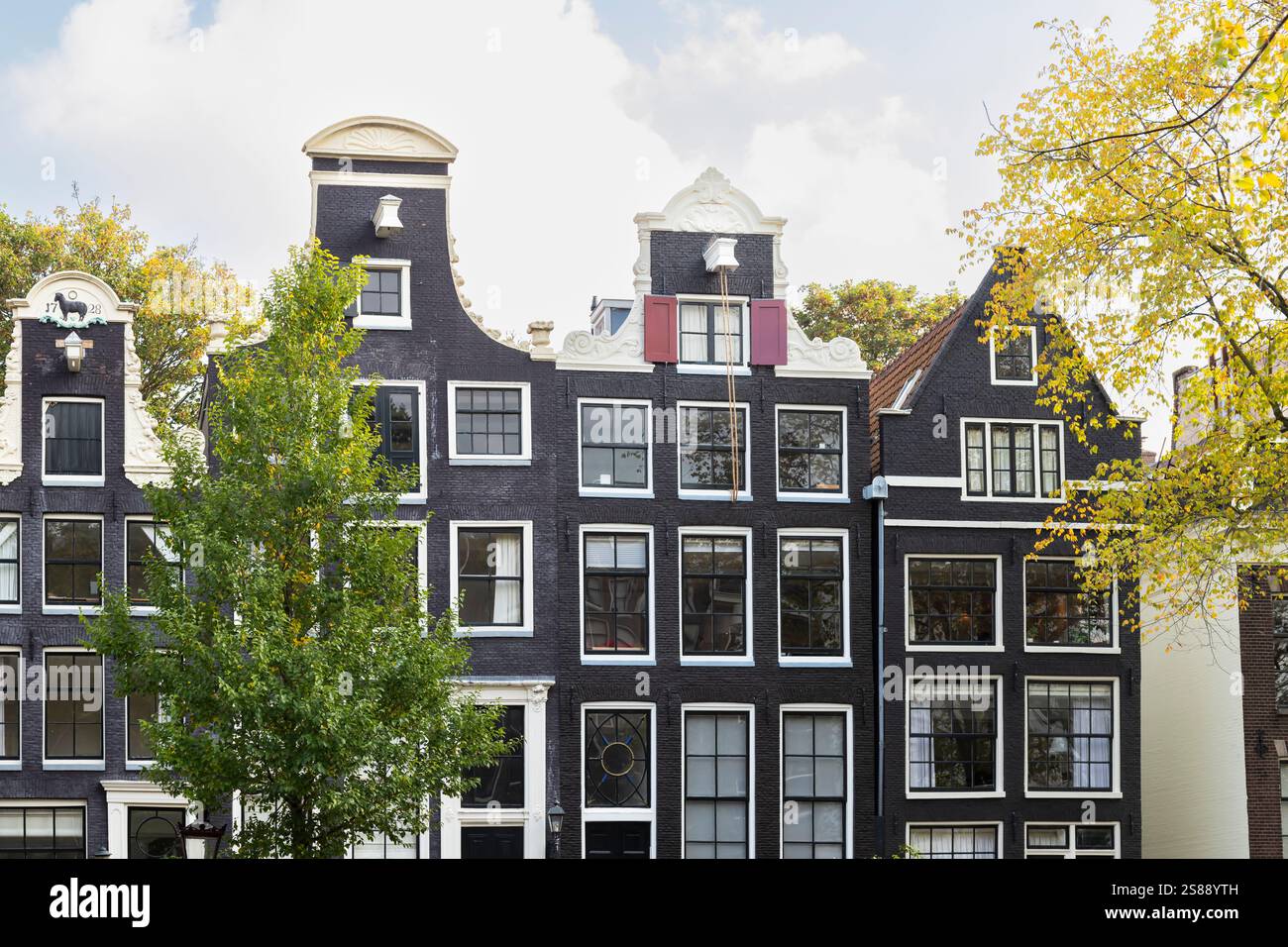 Mittelalterliche Grachtenhäuser im Zentrum von Amsterdam. Stockfoto