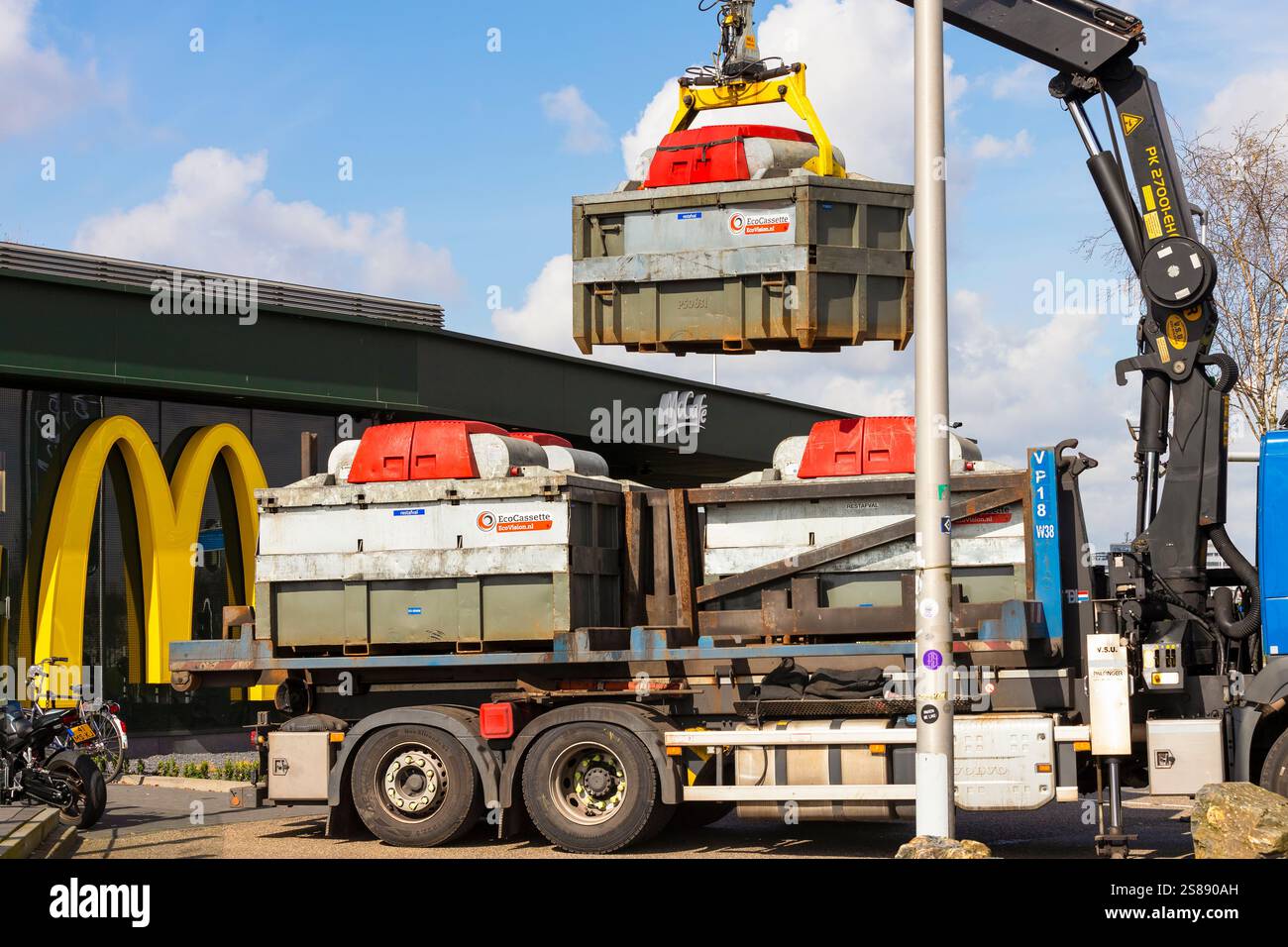 Der Verdichter mit Restmüll wird in einem Restaurant in der Nähe von Schiphol gesammelt. Stockfoto