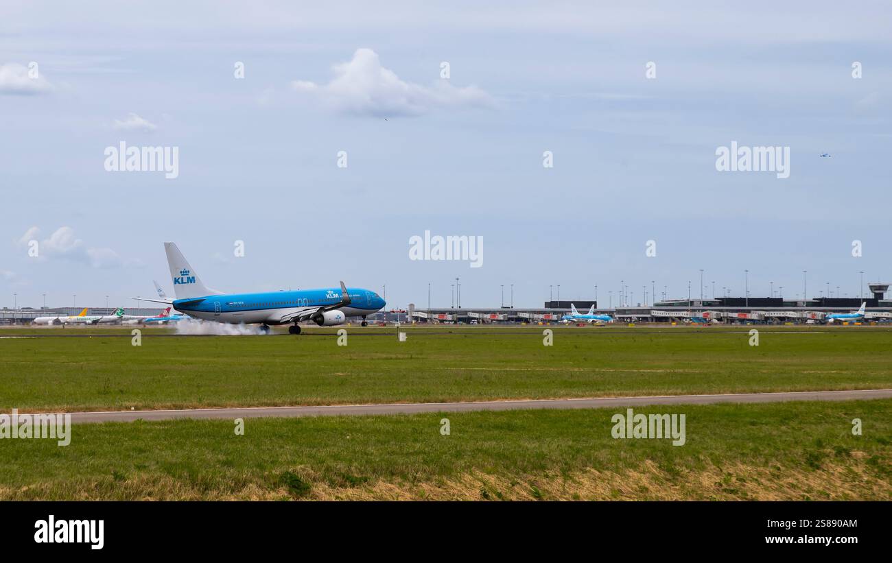 Das Flugzeug der KLM Royal Dutch Airlines PH-BXN Boeing 737-800 landet auf der Landebahn des Flughafens Schiphol. Stockfoto