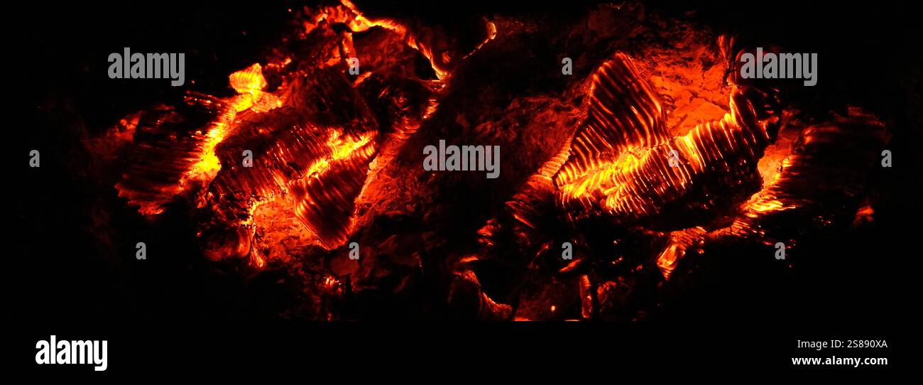 Glühende Glut-Feuerkohlen während des Grillhintergrunds. Stockfoto