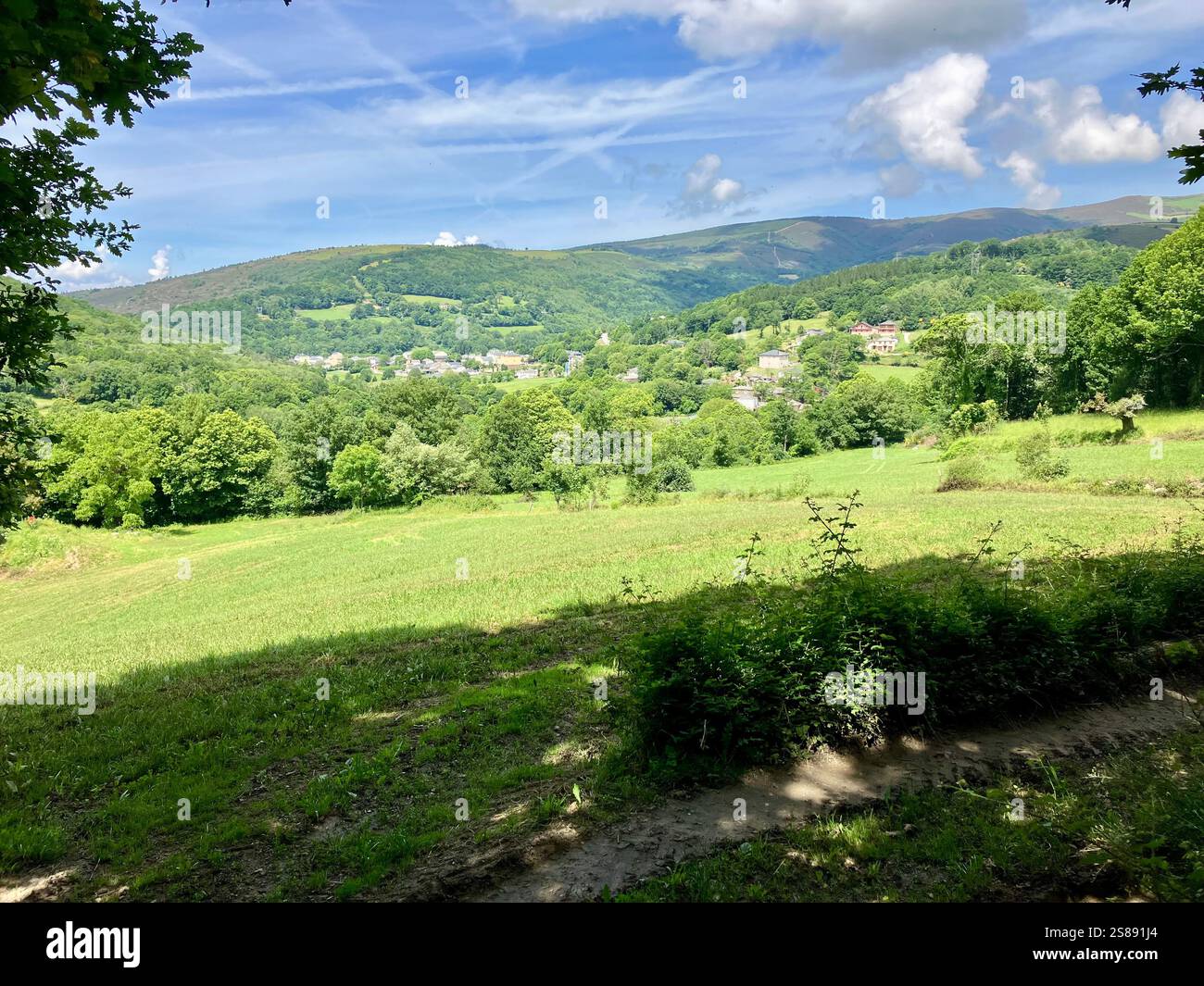 Blick auf die Landschaft von Triacastela vom Camino Frances, zu Fuß von O Cebreiro - Smartphone-aufgenommenes Stockfoto
