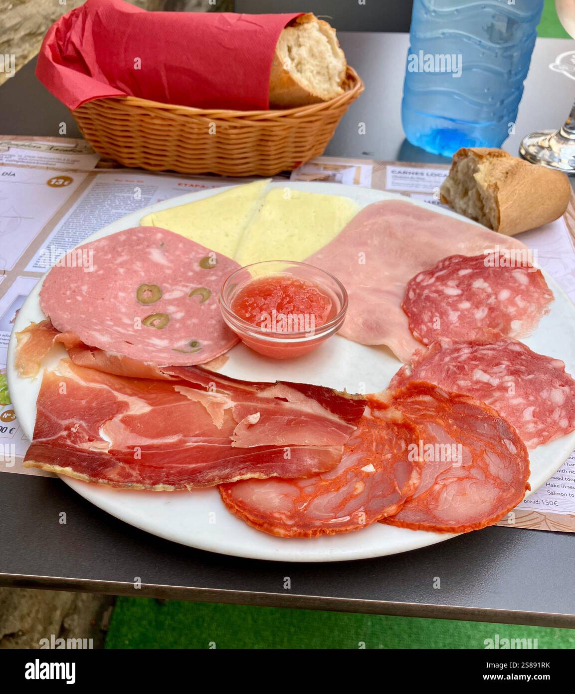 Erster Gang eines Menüs del Dia in Galicien, Spanien - Smartphone-aufgenommenes Stockfoto