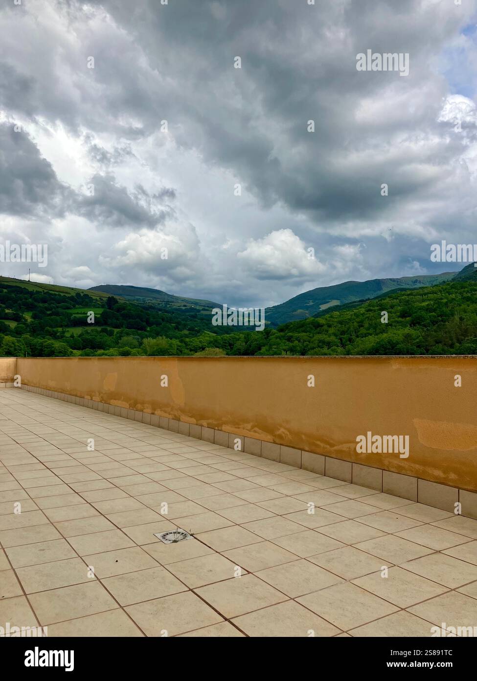 Sturmwolken in der Ferne. Am späten Nachmittag regen Wolken über die Berge. - Smartphone-aufgenommenes Stockfoto