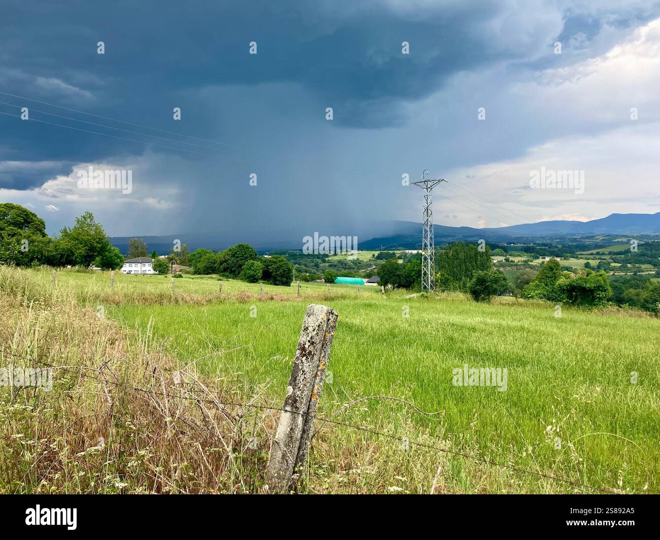 Cumulo Nimbus: Gewitter in der Ferne - Smartphone-aufgenommenes Stockfoto