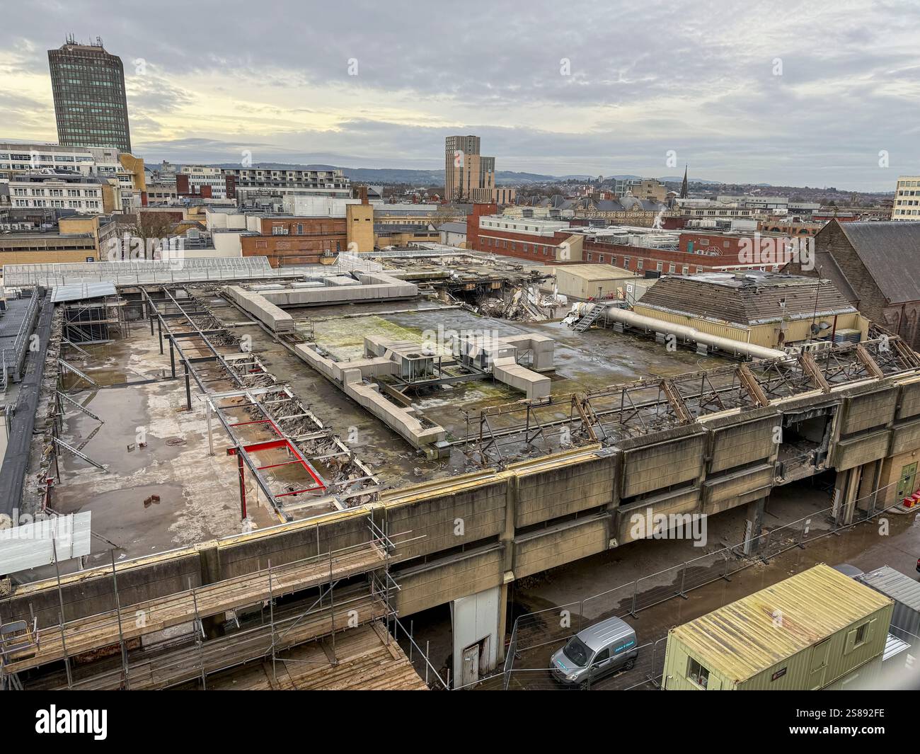 Das ehemalige Kaufhaus Debenhams in Cardiff, das 2021 geschlossen wurde, wird derzeit abgerissen: Phillip Roberts - Smartphone-aufgenommenes Stockfoto