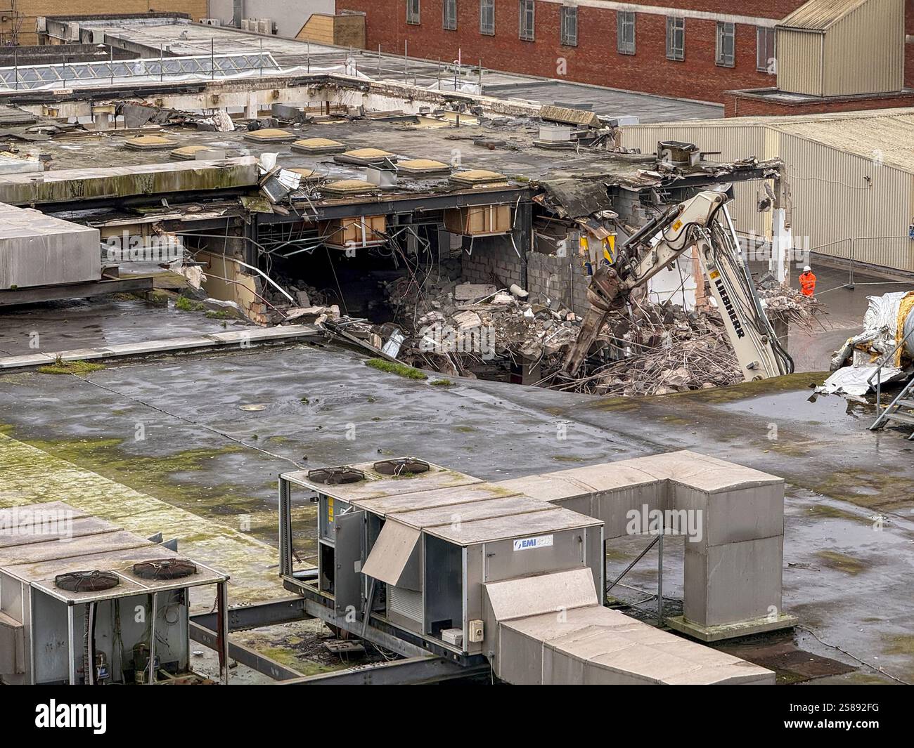Das ehemalige Kaufhaus Debenhams in Cardiff, das 2021 geschlossen wurde, wird derzeit abgerissen: Phillip Roberts - Smartphone-aufgenommenes Stockfoto