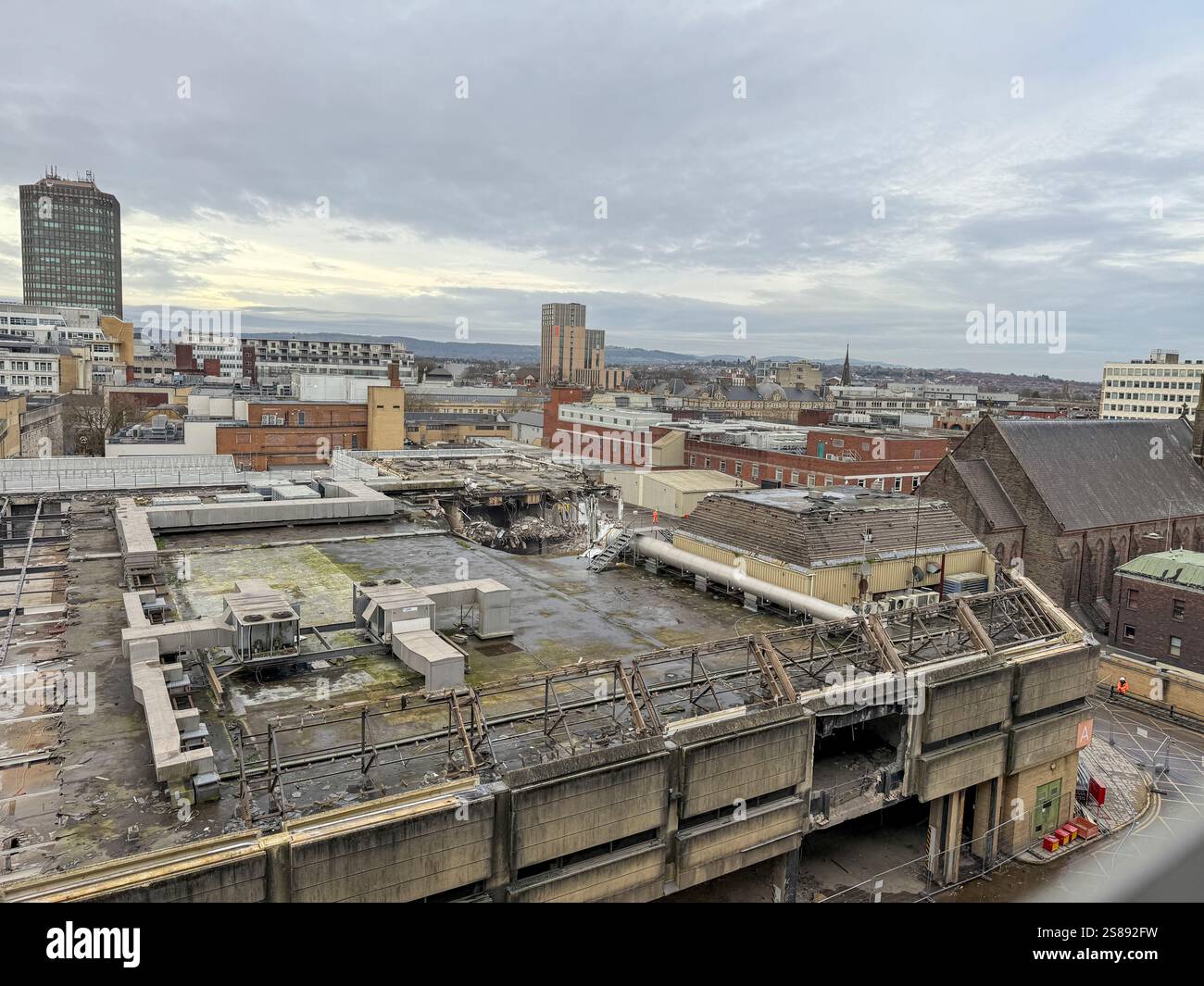 Das ehemalige Kaufhaus Debenhams in Cardiff, das 2021 geschlossen wurde, wird derzeit abgerissen: Phillip Roberts - Smartphone-aufgenommenes Stockfoto