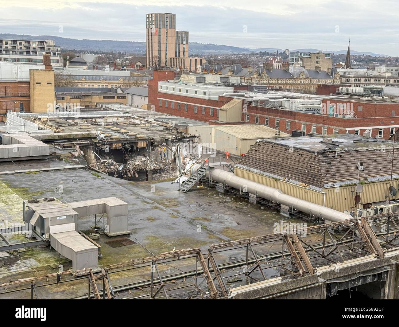 Das ehemalige Kaufhaus Debenhams in Cardiff, das 2021 geschlossen wurde, wird derzeit abgerissen: Phillip Roberts - Smartphone-aufgenommenes Stockfoto
