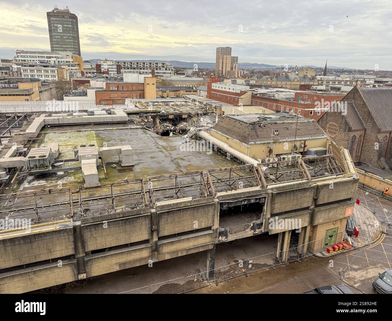 Das ehemalige Kaufhaus Debenhams in Cardiff, das 2021 geschlossen wurde, wird derzeit abgerissen: Phillip Roberts - Smartphone-aufgenommenes Stockfoto