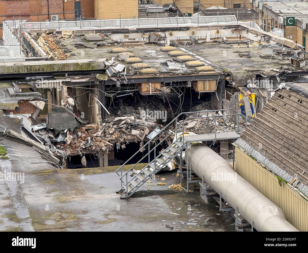 Das ehemalige Kaufhaus Debenhams in Cardiff, das 2021 geschlossen wurde, wird derzeit abgerissen: Phillip Roberts - Smartphone-aufgenommenes Stockfoto