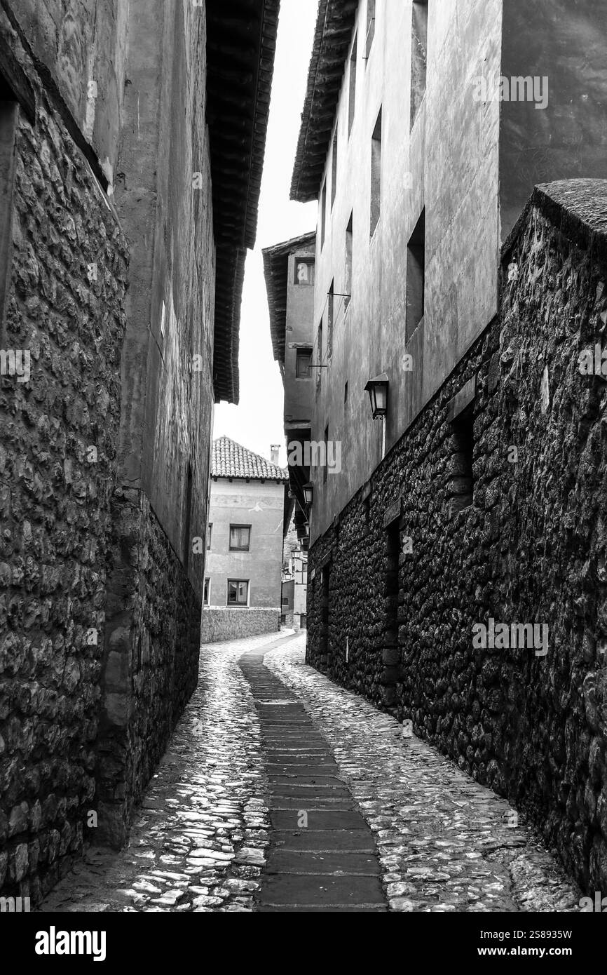 Enge Straße mit schönen alten Häusern in Albarracin Stadt, Teruel, Spanien Stockfoto