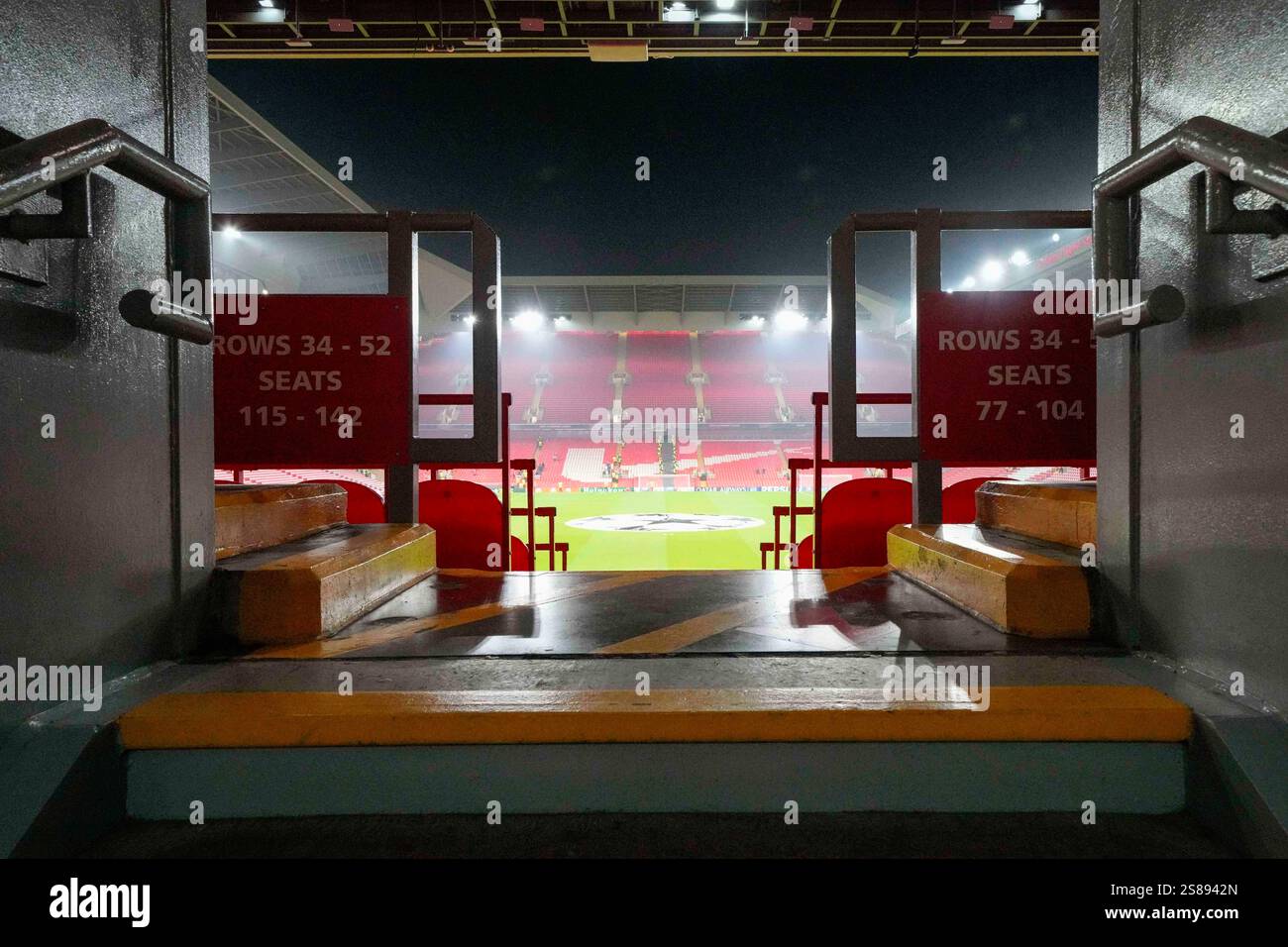 Anfield, Liverpool, Merseyside, Großbritannien. Januar 2025. Champions League Football, Liverpool gegen Lille; Eintritt der Fans ins Anfield Stadium vor dem Spiel Credit: Action Plus Sports/Alamy Live News Stockfoto