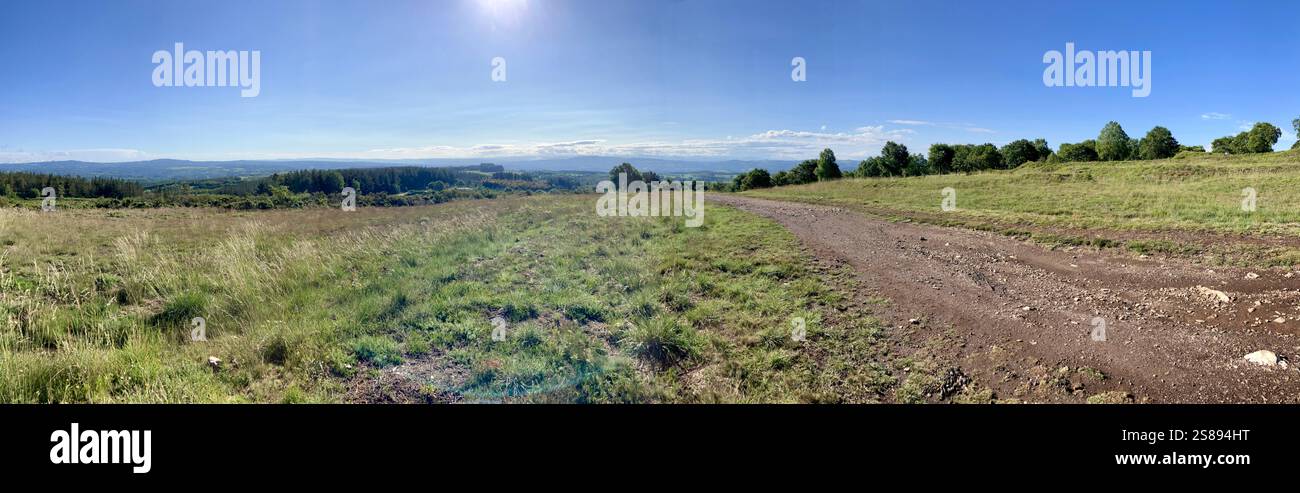 Breitbildansicht auf Pfad, Feld, blauer Himmel und die Morgensonne auf dem französischen Jakobsweg - Smartphone-aufgenommenes Stockfoto