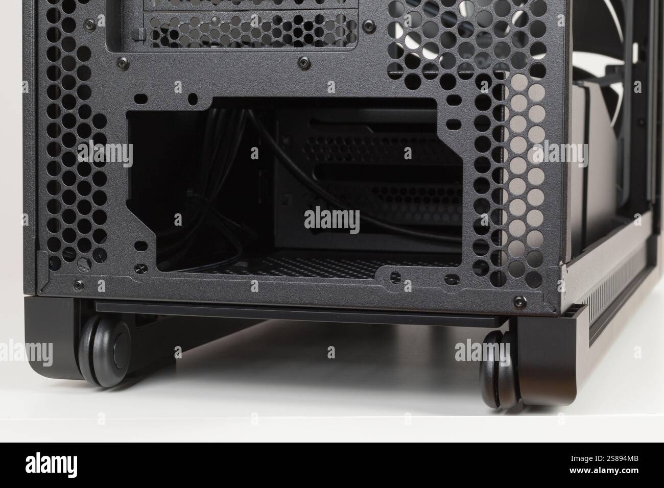 Rückseite des leeren Computergehäuses, Chassis, müheloses Manövrieren mit zwei eingebauten Rädern. Unten befindet sich ein Platz für die Stromversorgung Stockfoto