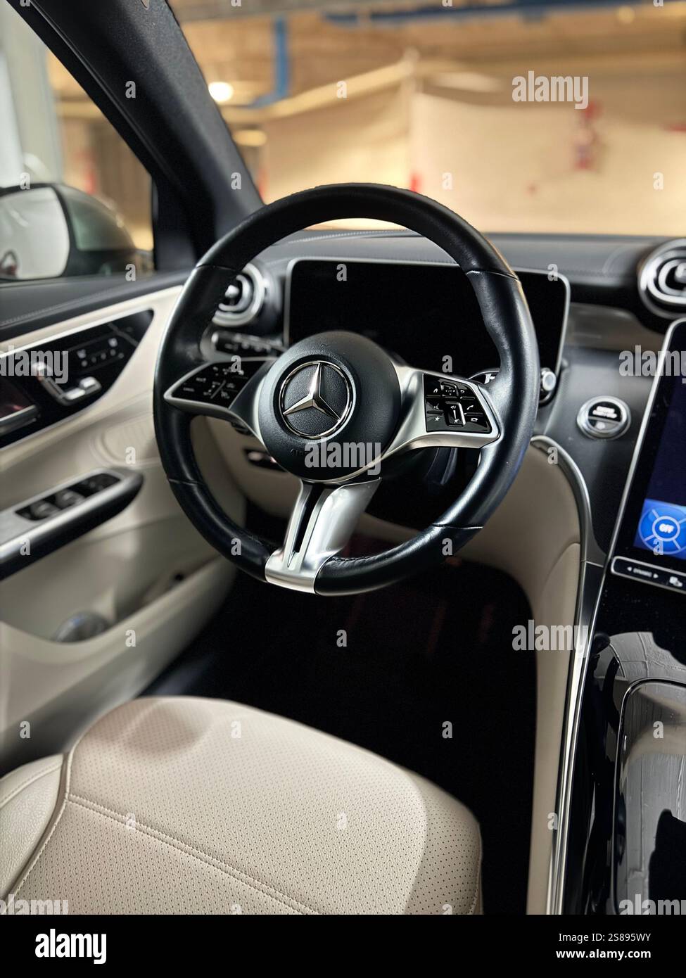 Mercedes-benz Innenraum, Schwerpunkt auf dem Lenkrad - Smartphone-aufgenommenes Stockfoto