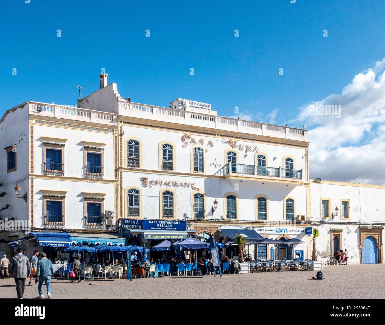 Leute essen in verschiedenen Restaurants in Essaouira, Marokko. Stockfoto
