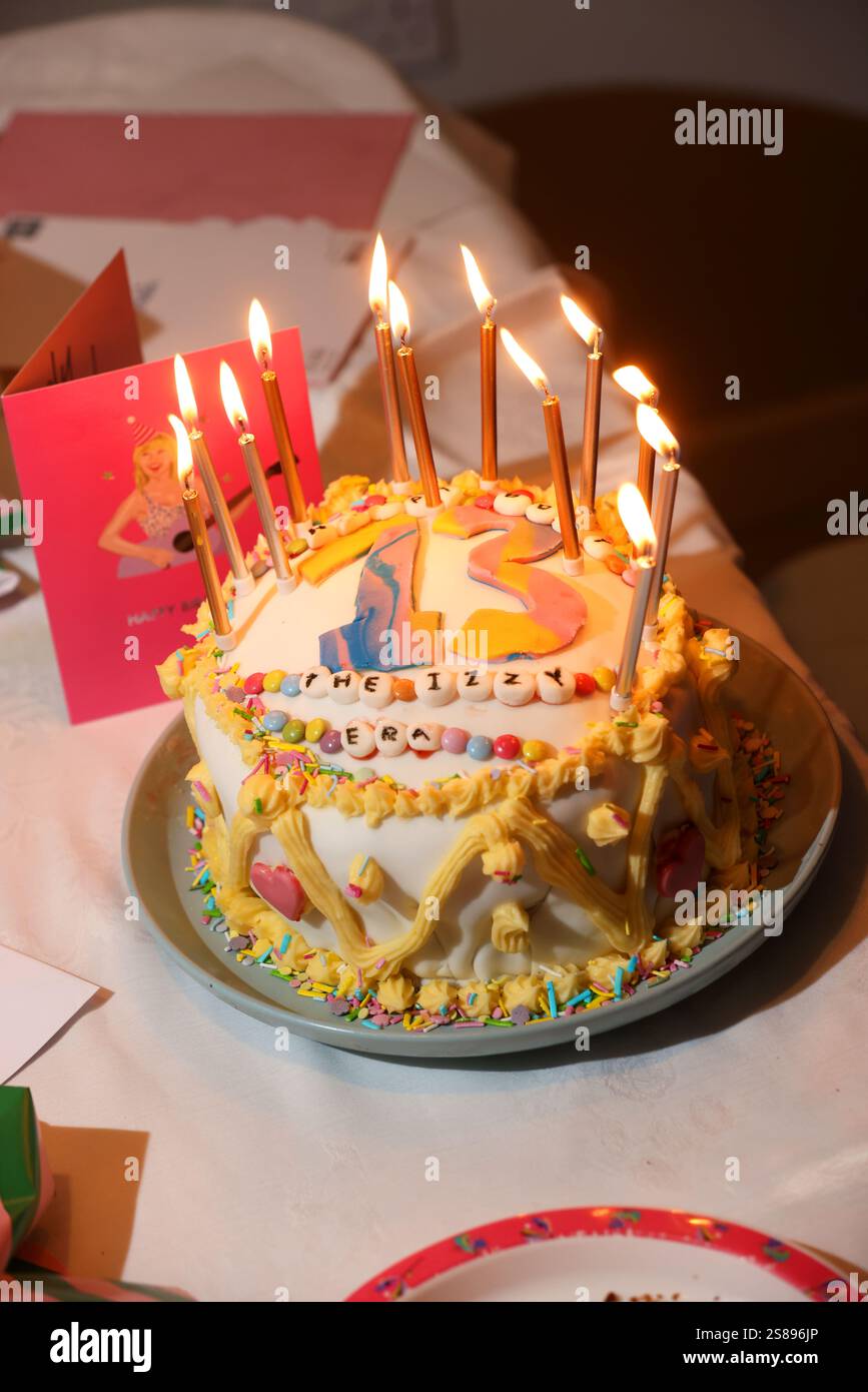 Ein von Taylor Swift inspirierter Kuchen zum 13. Geburtstag auf einer Kindergeburtstag-Party in Chichester, West Sussex, Großbritannien. Stockfoto