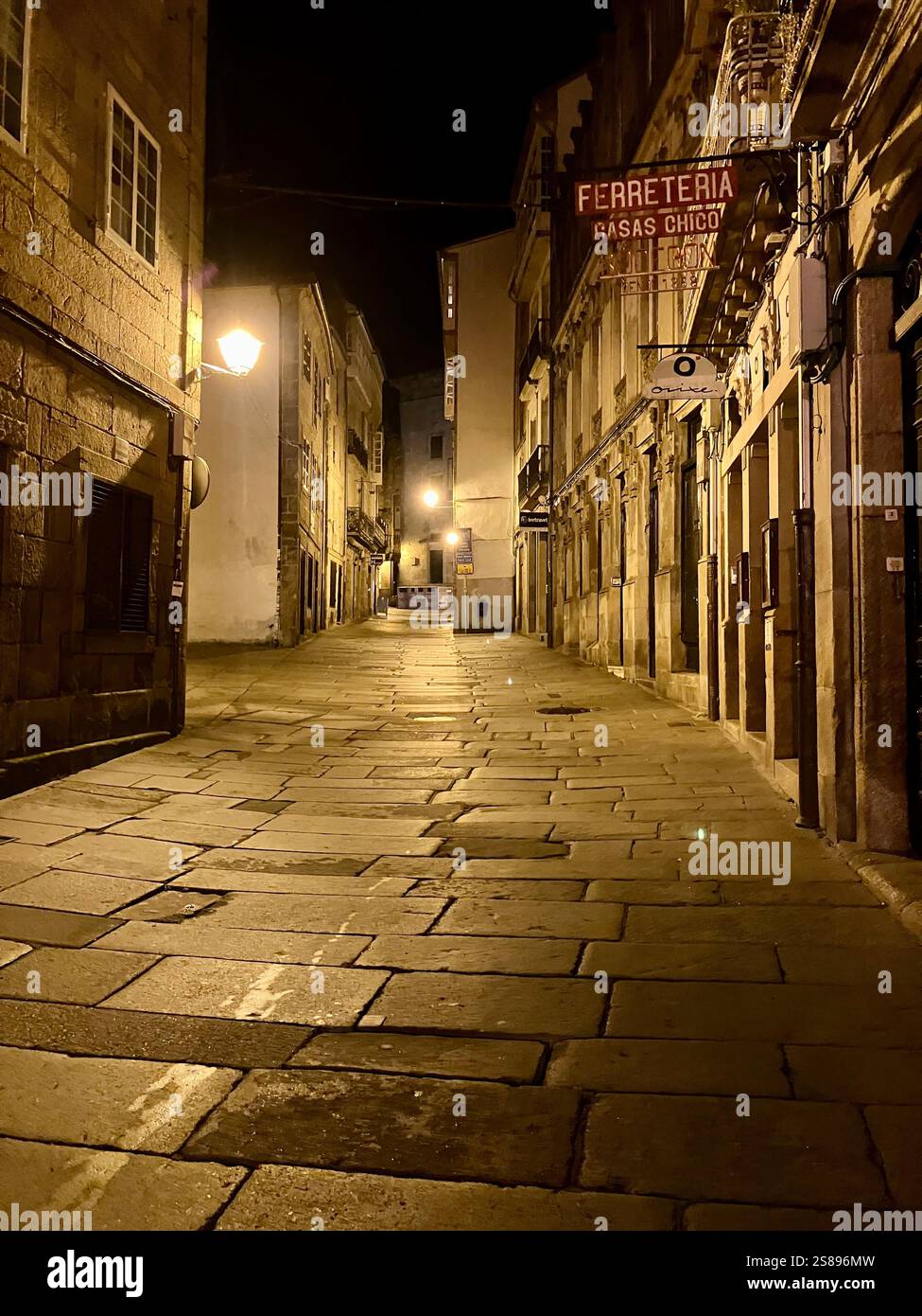 Ein stimmungsvoller Blick auf eine antike spanische Straße bei Nacht: Santiago de Compostela bei Nacht - Smartphone-aufgenommenes Stockfoto