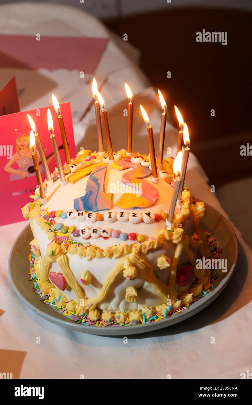 Ein von Taylor Swift inspirierter Kuchen zum 13. Geburtstag auf einer Kindergeburtstag-Party in Chichester, West Sussex, Großbritannien. Stockfoto