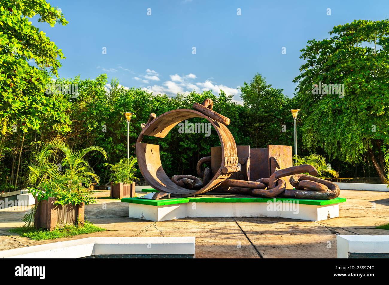 Cayenne, Französisch-Guayana - 21. Juli 2024: Denkmal für gebrochene Ketten zum Gedenken an die Opfer der Sklaverei und des Sklavenhandels. Das Hotel liegt am Boulevard Nelson Mandela Stockfoto