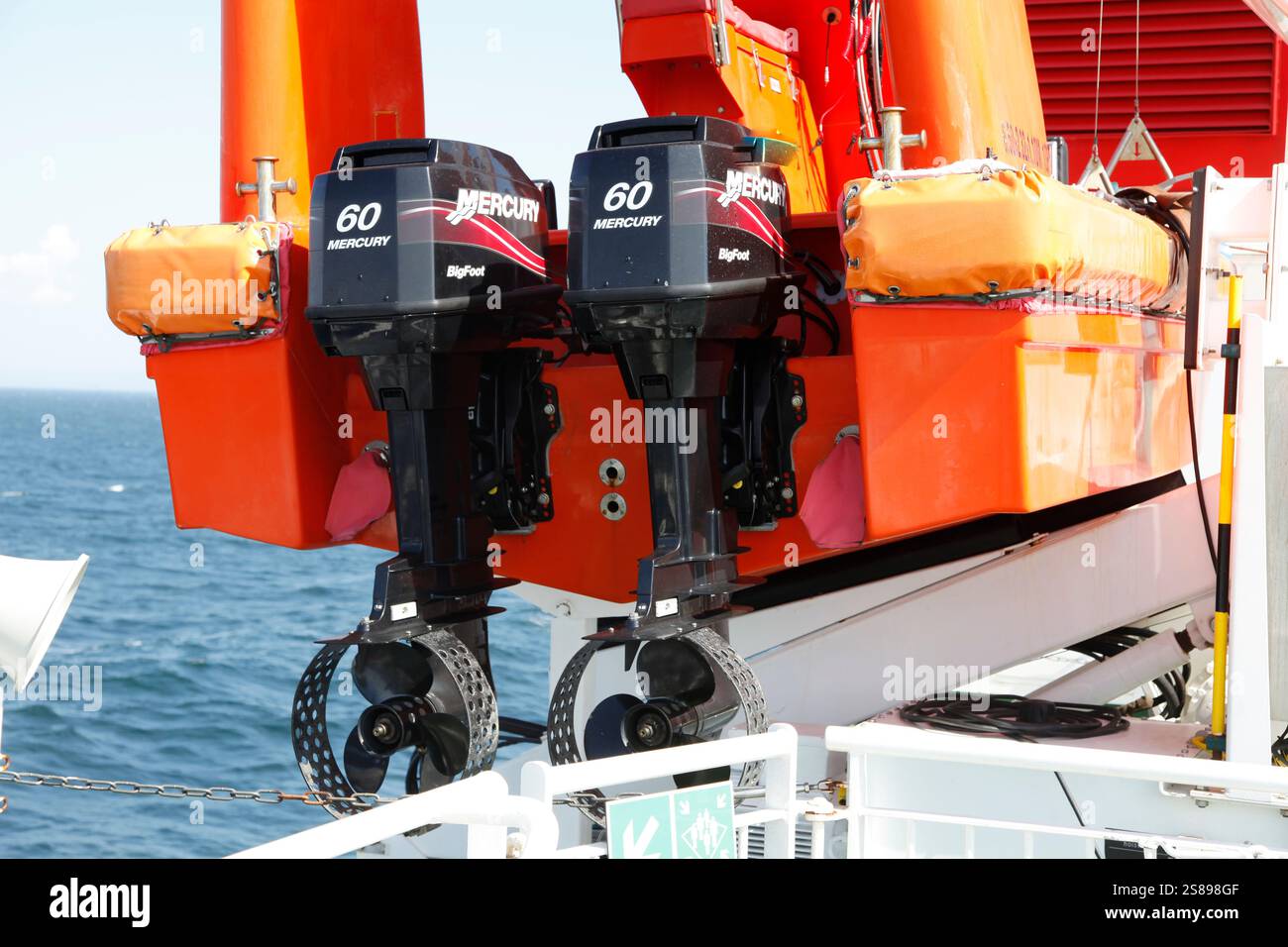 Zwei 60 PS Außenbordmotoren von Mercury auf einem Fährboot Stockfoto