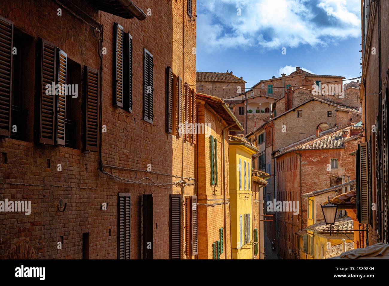 Eine dichte Ansammlung von Gebäuden entlang einer engen Straße in Siena, Italien Stockfoto