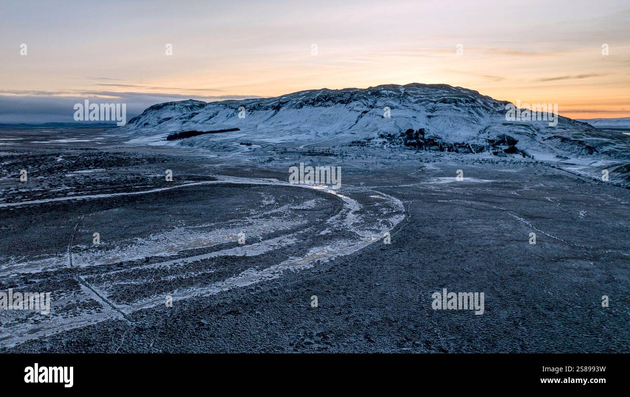 Luftaufnahme eines gefrorenen Flusses außerhalb von Reykholt, Island Stockfoto