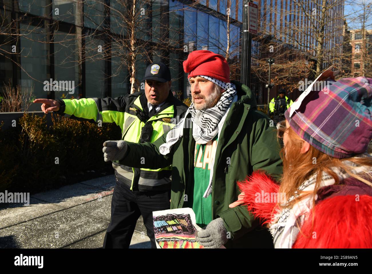 Washington, DC, USA. Januar 2025. Demonstranten, die versuchen, sich dem MLK Day march anzuschließen, streiten sich am 20. Januar 2025 mit der Polizei in Washington, DC, USA. (Foto von Ethan Johnson/SIPA USA) Credit: SIPA USA/Alamy Live News Stockfoto