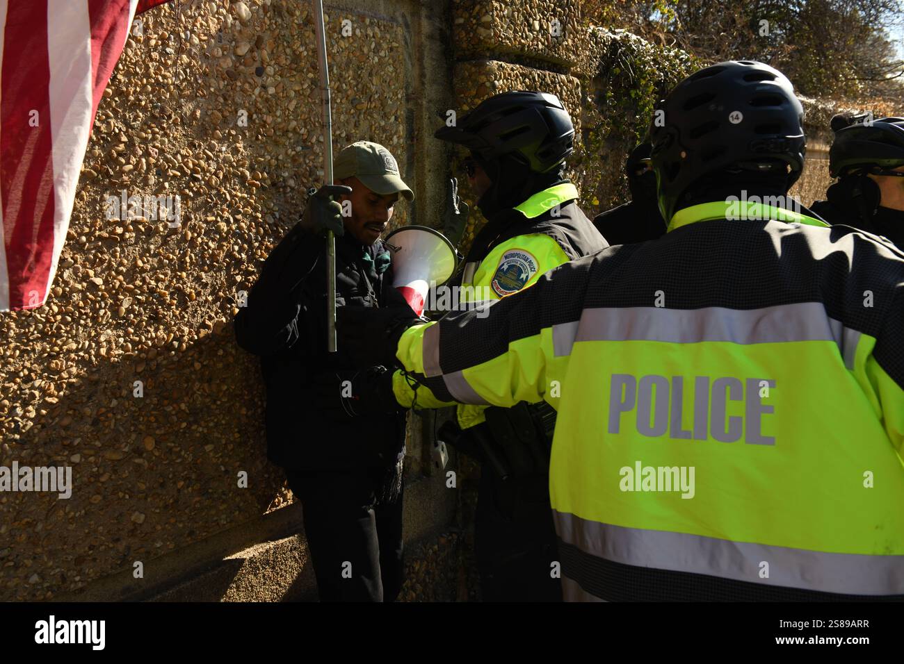 Washington, DC, USA. Januar 2025. Während des MLK Day marsches in Washington, DC, USA, am 20. Januar 2025 wird ein Gegenprotestierer von der Metropolitan Police festgenommen. (Foto von Ethan Johnson/SIPA USA) Credit: SIPA USA/Alamy Live News Stockfoto