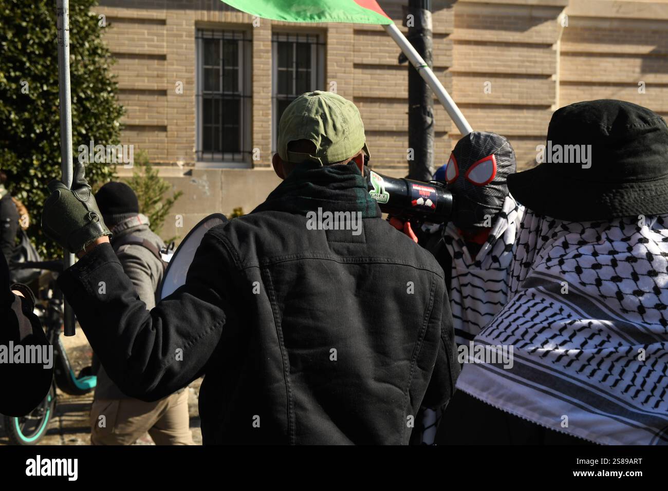 Washington, DC, USA. Januar 2025. Am 20. Januar 2025 streiten ein einsamer Gegenprotestierer und ein MLK Day-Demonstrant durch Megaphone in Washington, DC, USA. (Foto von Ethan Johnson/SIPA USA) Credit: SIPA USA/Alamy Live News Stockfoto