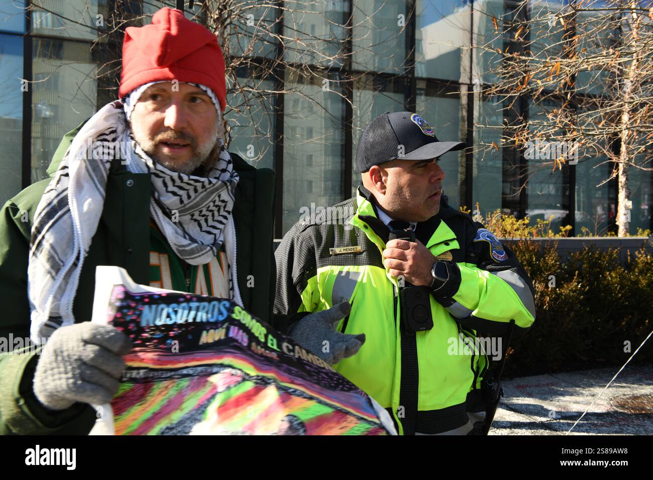 Washington, DC, USA. Januar 2025. Ein Demonstrant, der versucht, sich dem MLK-tagesmarsch anzuschließen, streitet am 20. Januar 2025 mit der Polizei in Washington, DC, USA. (Foto von Ethan Johnson/SIPA USA) Credit: SIPA USA/Alamy Live News Stockfoto
